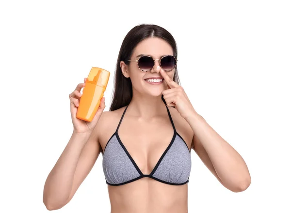 Hermosa Mujer Joven Gafas Sol Sosteniendo Botella Crema Protección Solar —  Fotos de Stock