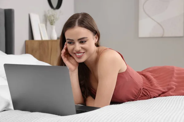 Щаслива Жінка Ноутбуком Ліжку Спальні — стокове фото