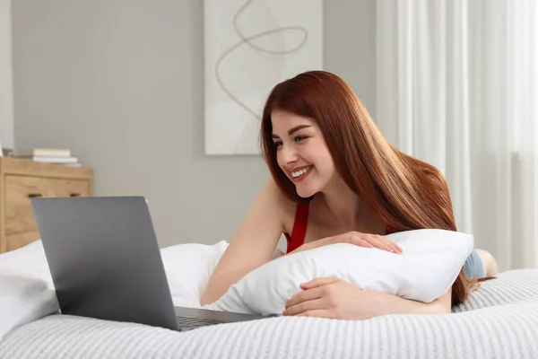 Mulher Feliz Com Laptop Cama Quarto — Fotografia de Stock
