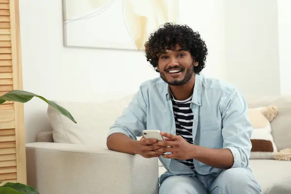 Hombre Sonriente Guapo Usando Teléfono Inteligente Habitación Espacio Para Texto — Foto de Stock