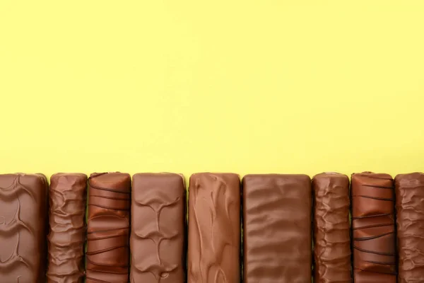 Different Tasty Chocolate Bars Yellow Background Flat Lay Space Text — Stock Photo, Image
