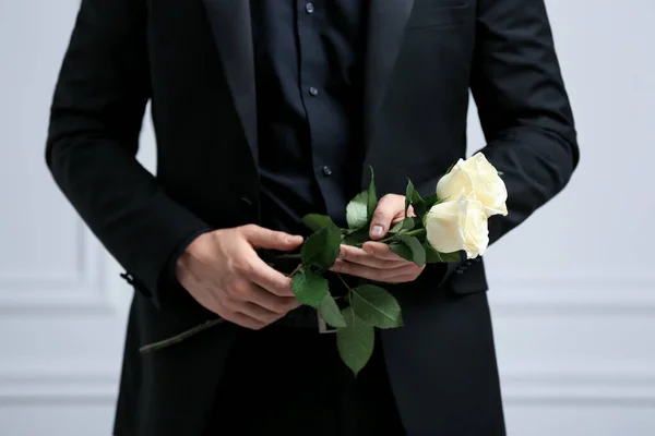 Homem Com Flores Rosas Perto Parede Branca Close Cerimônia Funerária — Fotografia de Stock