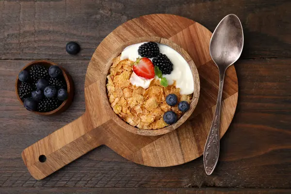 美味的脆玉米片 酸奶和新鲜的浆果放在木制桌子上 平铺在地板上 健康早餐 — 图库照片