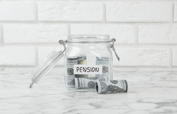 Glasgefäß Mit Wort Pension Und Geldscheinen Auf Weißem Marmortisch — Stockfoto