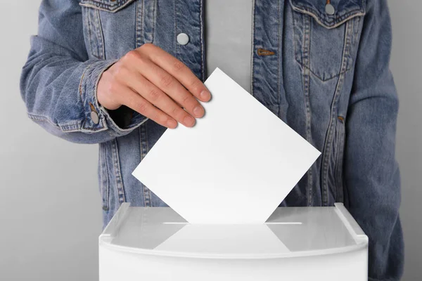 Mann Legt Seine Stimme Die Wahlurne Auf Hellgrauem Hintergrund Nahaufnahme — Stockfoto