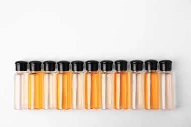 Beyaz arka planda kozmetik ürünleri şişeleri, düz yatış. Metin için boşluk