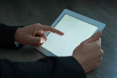 Ahşap masada tablet kullanan adam, yakın çekim görüntüsü