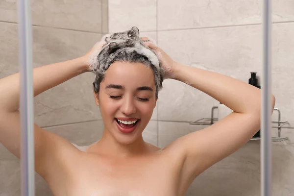 Belle Femme Heureuse Laver Les Cheveux Avec Shampooing Dans Douche — Photo