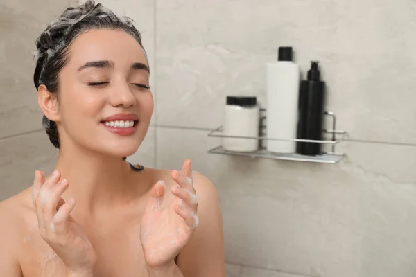 Glückliche Frau Beim Haarewaschen Mit Shampoo Unter Der Dusche Raum — Stockfoto