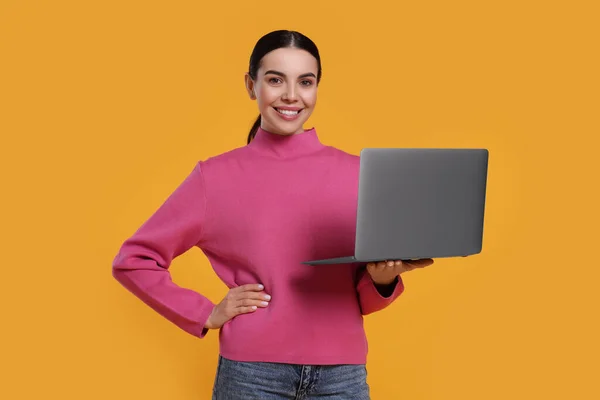 Ευτυχισμένη Γυναίκα Φορητό Υπολογιστή Πορτοκαλί Φόντο — Φωτογραφία Αρχείου
