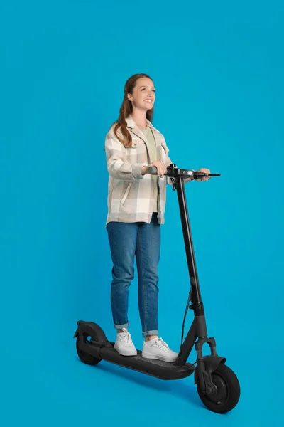 Mujer Feliz Montando Scooter Moderno Patada Eléctrica Sobre Fondo Azul —  Fotos de Stock