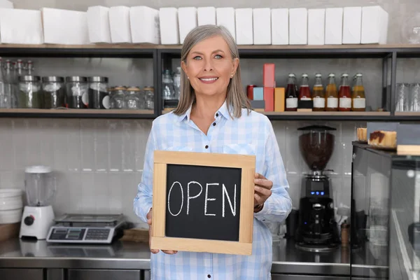 Šťastná Majitelka Obchodu Drží Otevřenou Ceduli Své Kavárně — Stock fotografie