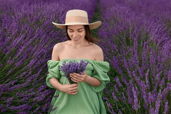 Lächelnde Frau Mit Blumenstrauß Lavendelfeld — Stockfoto