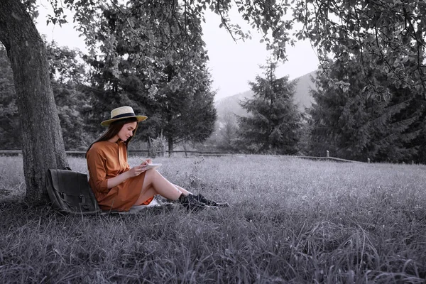 Piękny Rysunek Młodej Kobiety Ołówkiem Notatniku Koło Drzewa Trawie Efekt — Zdjęcie stockowe