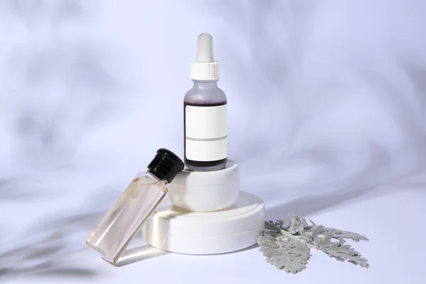Kosmetické Výrobky Stříbrné Listy Bílém Pozadí — Stock fotografie