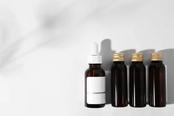 Flaschen Kosmetikprodukte Auf Weißem Hintergrund Flach Liegend Raum Für Text — Stockfoto