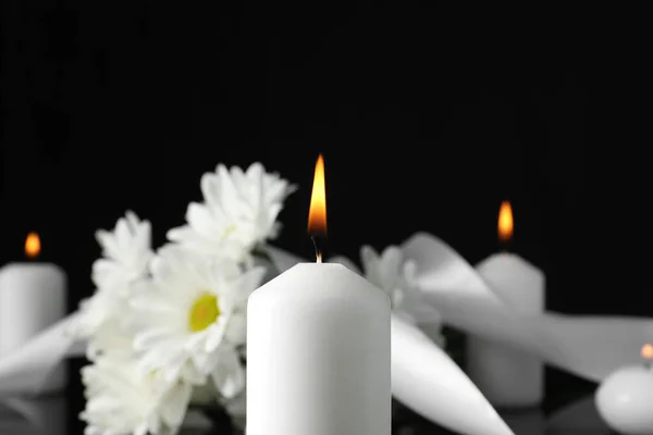 在黑暗中点燃蜡烛 与文字的空间紧密相连 丧葬标志 — 图库照片