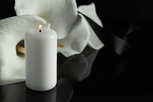 Vela Ardente Branco Calla Lírio Flores Superfície Espelho Preto Escuridão — Fotografia de Stock