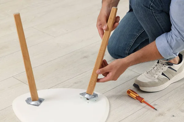 Man Assembling Table Floor Closeup View — Stock Photo, Image