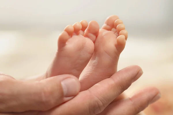 Otec Drží Své Novorozeně Pohled Zblízka Nohy Krásná Rodina — Stock fotografie