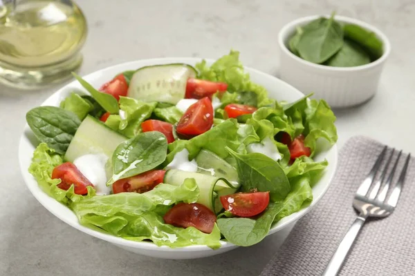 Lahodný Zeleninový Salát Podávaný Světle Šedém Stole Detailní Záběr — Stock fotografie