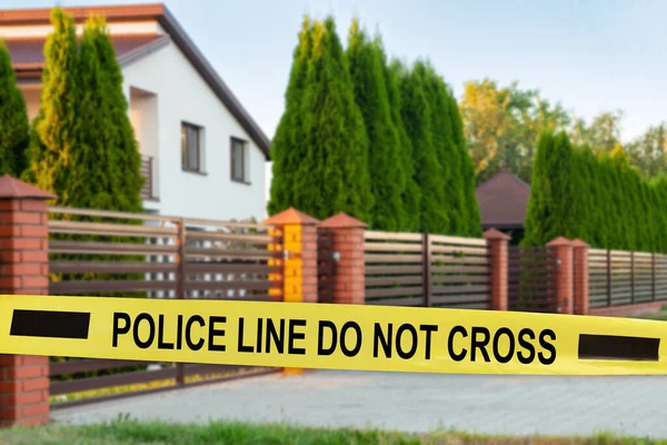 黄色い犯罪現場テープは屋外に家をブロックする方法 — ストック写真