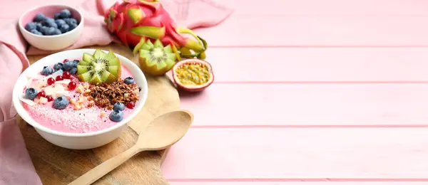 Smoothie Bowl Granola Kiwi Berries Pink Wooden Table Banner Design — Stock Photo, Image