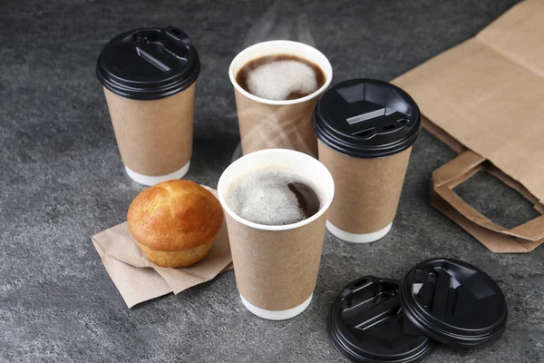 Café Emporter Tasses Papier Avec Boisson Chaude Délicieux Muffin Sur — Photo