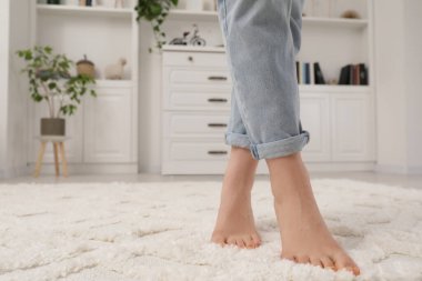 Odada bej halıda duran kadın, yakın plan. Metin için boşluk