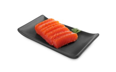 Lezzetli sashimi (çiğ somon dilimleri) maydanozla servis edilir.