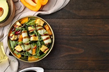 Tahta masada servis edilen soya peynirli, sebzeli ve balzamik sirkeli lezzetli salata. Metin için boşluk