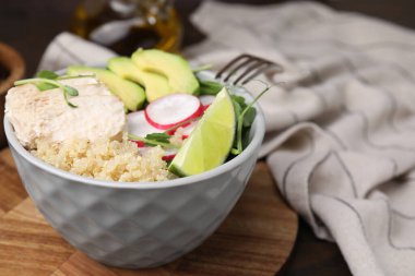 Masada servis edilen tavuk, avokado ve turplu nefis kinoa salatası.