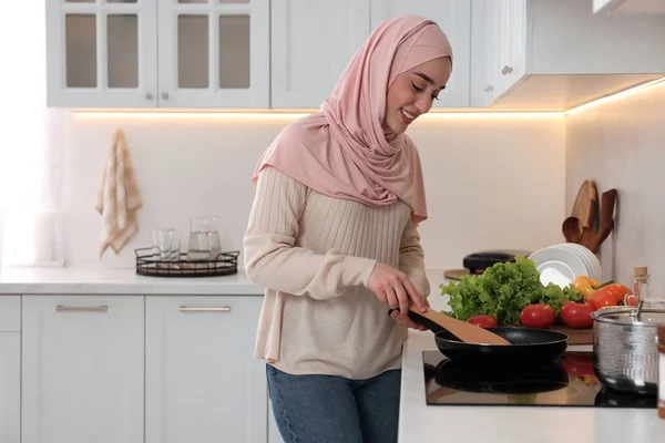 Mulher Muçulmana Cozinhar Prato Delicioso Com Legumes Fogão Cozinha — Fotografia de Stock