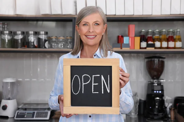 Šťastná Majitelka Obchodu Drží Otevřenou Ceduli Své Kavárně — Stock fotografie