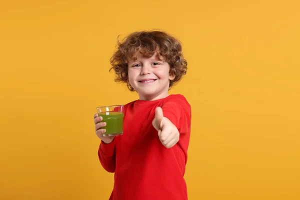 Söt Liten Pojke Med Glas Färsk Juice Visar Tummen Upp — Stockfoto