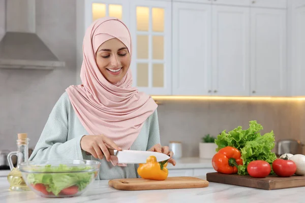 Muslim Woman Making Delicious Salad Vegetables White Table Kitchen Space — Stock Photo, Image