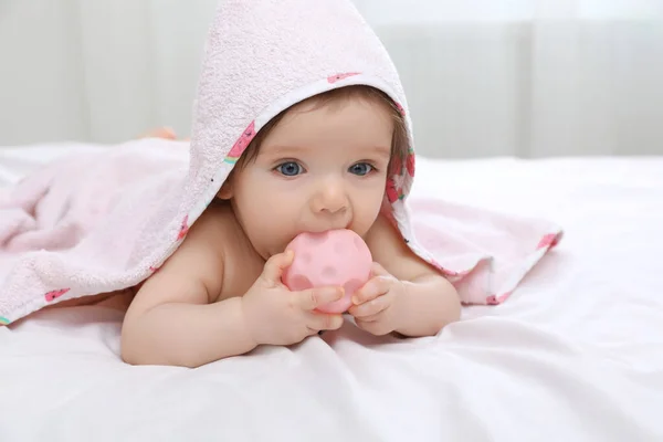 Cute Little Baby Nibbling Toy Hooded Towel Bathing Bed Home — Stock Photo, Image