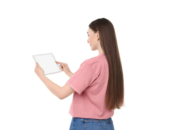 白い背景に空白のスクリーンが付いているタブレットを使用する女性 デザインのモックアップ — ストック写真