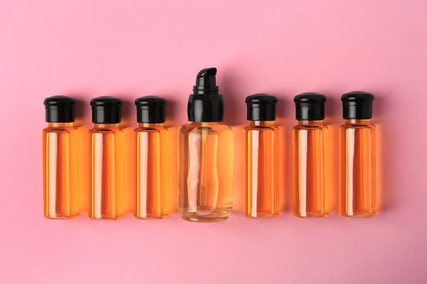Láhve Kosmetických Výrobků Růžovém Pozadí Ploché Ležel — Stock fotografie