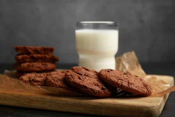 Board Tasty Chocolate Cookies Glass Milk Table Closeup — Stock Photo, Image