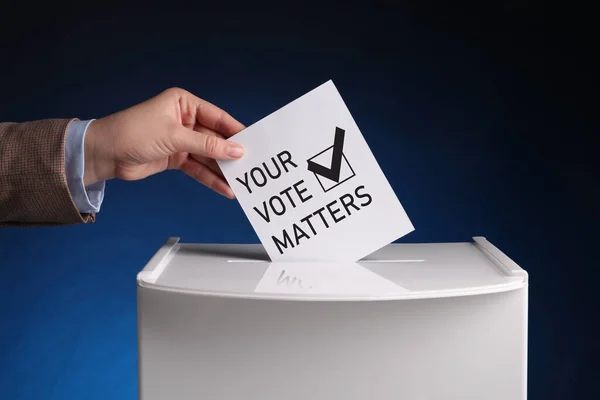 テキストで紙を置く あなたの投票事項 そしてダークブルーの背景に投票箱にチェック — ストック写真