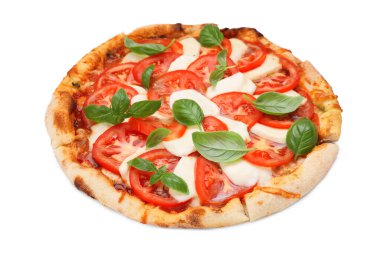 Domatesli lezzetli Caprese pizzası, mozzarella ve fesleğen beyaz üzerine izole edilmiş.