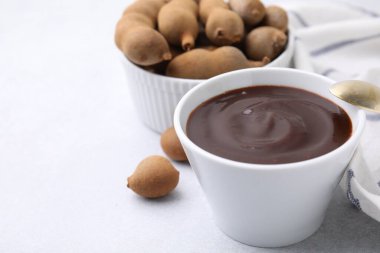 Bir kase demirhindi sosu ve taze kapsüller ışık masasında, yakın plan. Metin için boşluk