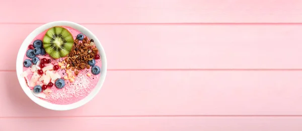 Smoothie Bowl Granola Kiwi Berries Pink Wooden Table Top View — Stock Photo, Image