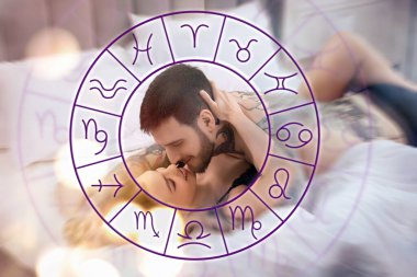 Cinsel uyumluluk. Zodiac tekerleği ve tutkulu bir çift yatakta sevişiyor.