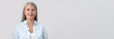 Beyaz arka planda güzel, olgun bir kadının portresi. Metin için alanı olan pankart tasarımı