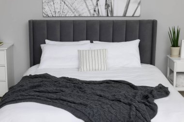 Odada büyük, rahat bir yatak. Şık iç mekan