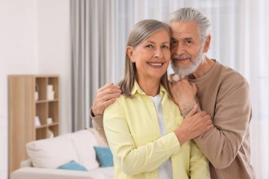 Evde sevgi dolu yaşlı bir çiftin portresi. Metin için boşluk