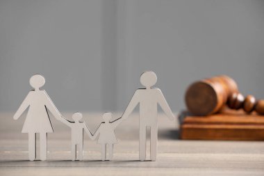 Aile hukuku. Çocuklu ebeveyn figürü ve tahta masa üzerinde tokmak, metin için alan