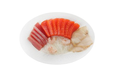 Lezzetli sashimi seti (çiğ ton balığı, somon, karides ve yağlı balık dilimleri) funchosa ile servis edilir beyaz, üst manzara